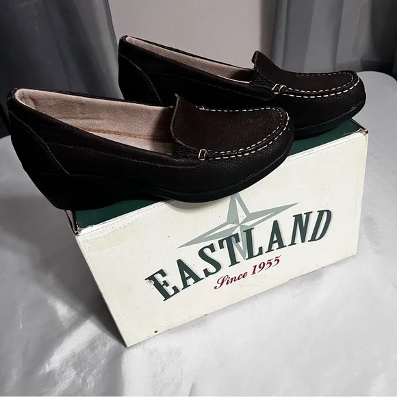 Eastland Women's Slip on New in Box With Active Memory Foam Coffee Color Size 8 - Picture 2 of 7